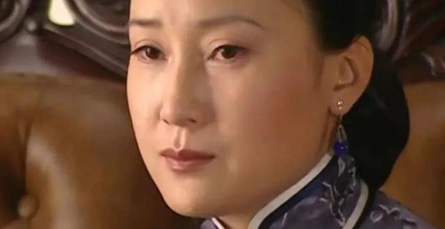 《金粉世家》原著:金铨去世当晚,二姨太吞烟殉情,深情外有隐情