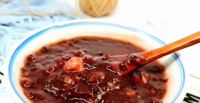 腊八节到了,熬上一锅汤汁浓稠营养丰富的八宝粥,绵软香甜又暖身