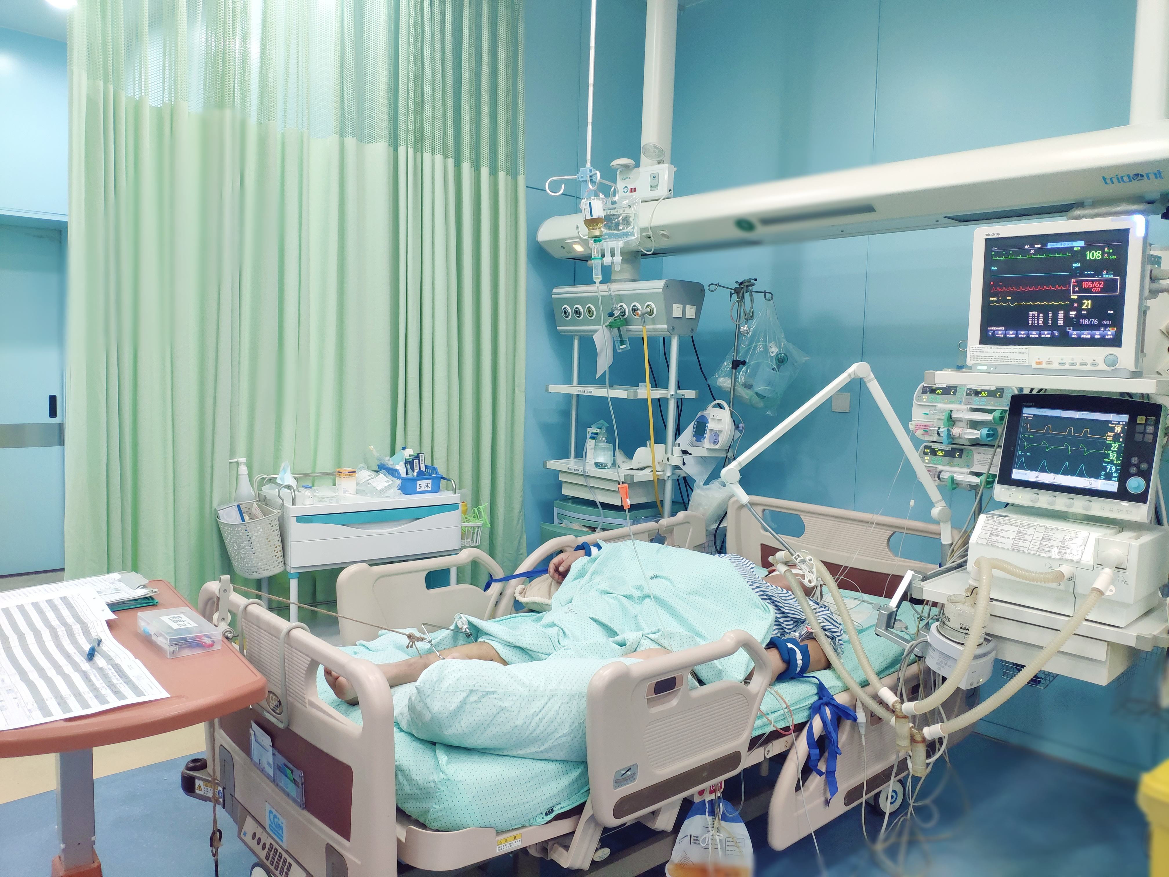 鉴于病情危重,她的母亲被转入重症监护室.就这样,她只能来回往两边跑.