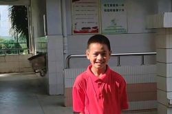 فتى خجول! يبتسم الأخ الأصغر لـ Quan Hongchan للكاميرا مرتديًا قميصًا يشبه ملابس والده