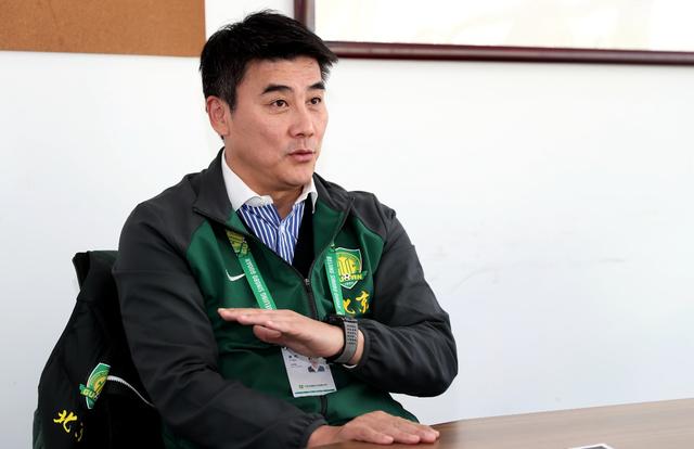 父亲是出生于广东中山的中国足球名宿谢鸿钧,曾效力于上海队,华东队和