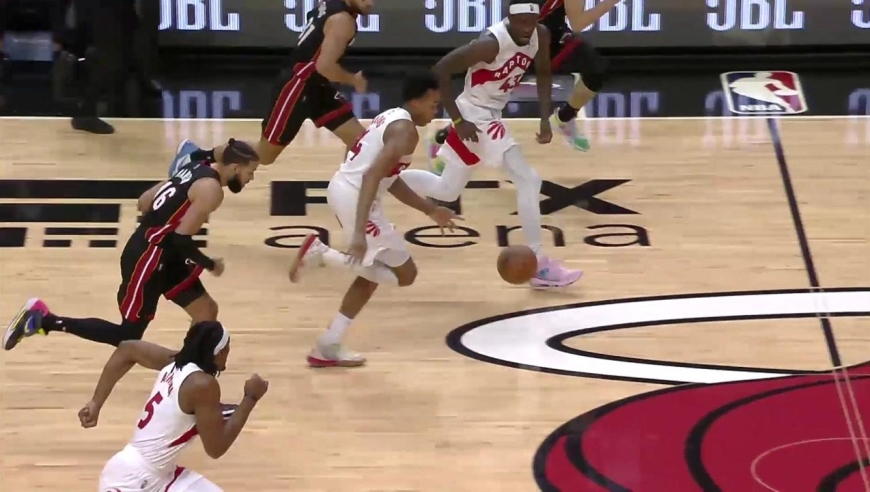 【赛场瞬间】斯科蒂-巴恩斯猛龙过江 身挂两人飞身劈扣炸裂全场