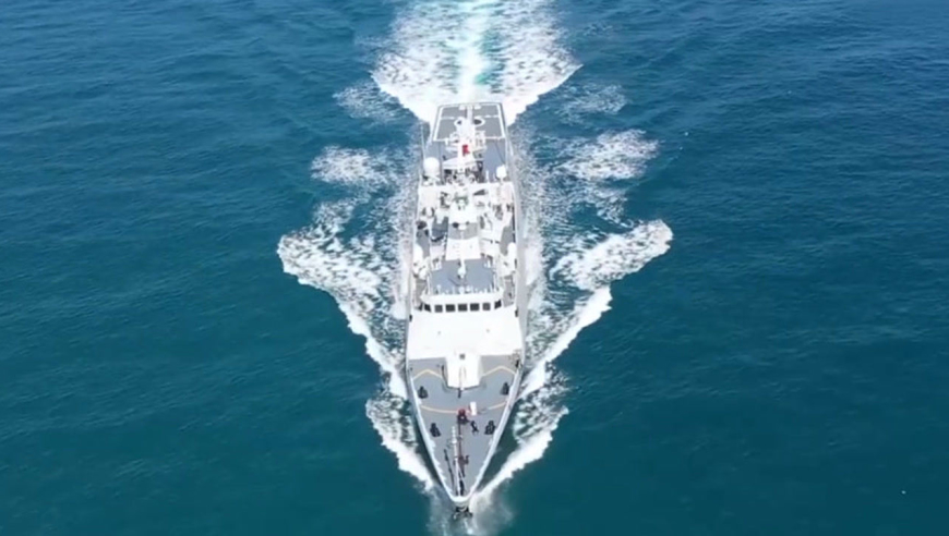 战舰起锚!驻香港部队海军超燃开训画面来袭,犁波破浪航迹绵延十余公里