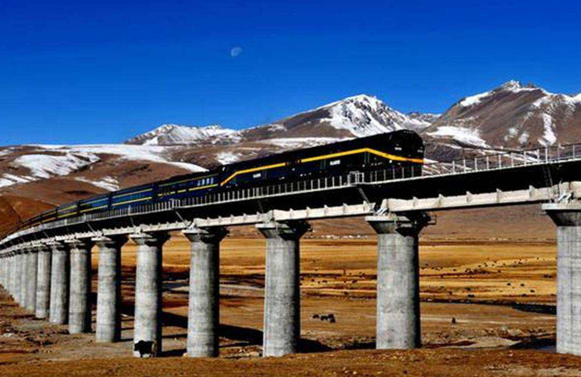 中国也在造世界最高的铁路,并且将4300吨盾构机送上高原,它将挖穿