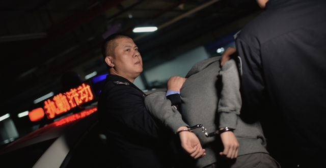 审讯室里，他的这一波操作，让嫌疑人瞬间溃败……_腾讯新闻