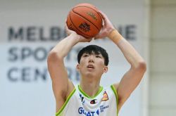 周琦は18得点、9リバウンド、2ブロックを獲得し、内部を支配し、チームを勝利に導き、バスケットで彼の夢のステップを示しました