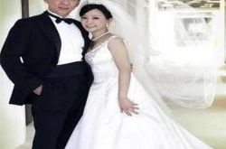 انتظر رجل الأعمال الياباني الثري تيان ليكسينج الإلهة الصينية لمدة 30 عامًا دون أن يتزوج ، وتزوج أخيرًا في سن 55