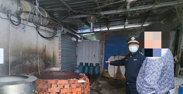 乡道旁藏着活禽宰杀销售点，执法部门依法取缔_腾讯新闻