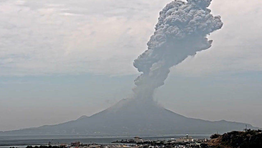 日本樱岛火山喷发:山口升起滚滚黑烟 灰柱高达3400米!