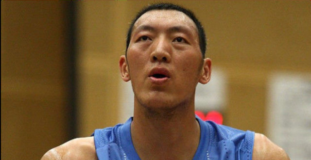 "巨人"孙明明:曾是cba第一高度,成功摆脱巨人症,与妻子创造世界吉尼斯