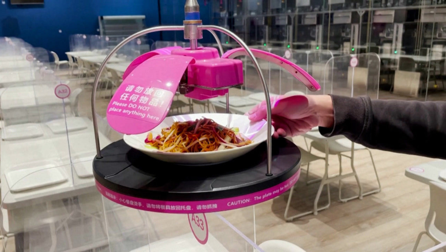 冬奥会智慧餐厅机器人图片