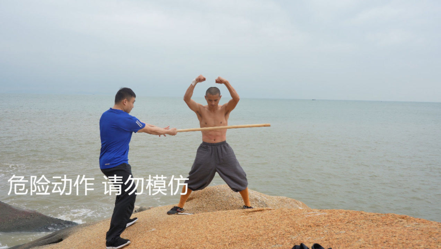 武僧腹部秒断木棍,少林铁布衫,人体外表如穿铁甲,抵御暴力袭击