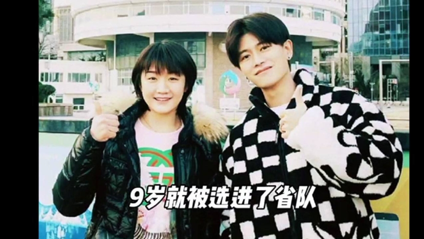 任嘉伦晒与陈梦合影,昔日乒乓队友再聚首