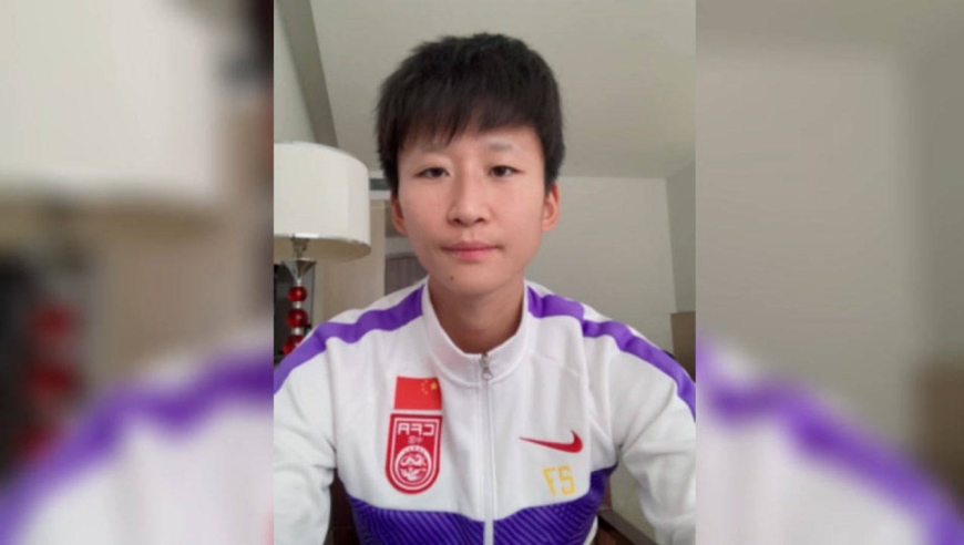 中国女足队员娄佳慧为河南球迷送来新年祝福
