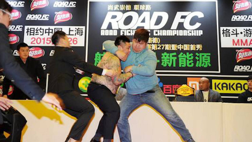 韩国人金在勋装逼挑衅,被中国小伙敖日格勒直接打晕,真是解恨啊