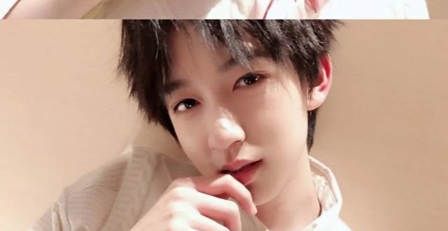 时代少年团贺峻霖三宫格高清手机壁纸