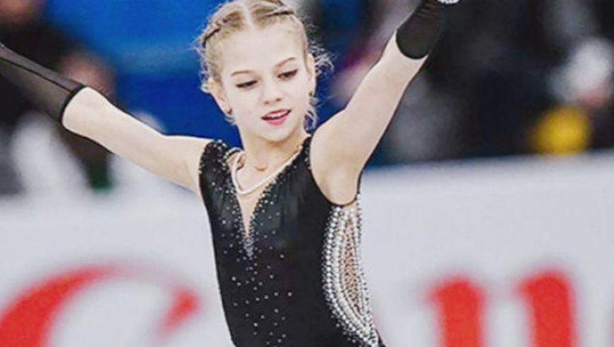 这大概是冰上精灵吧!俄罗斯花滑少女莎莎演绎超高难度曲目
