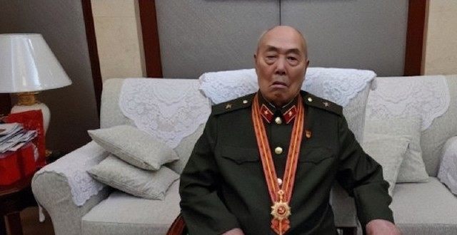 2021年授勋，一位92岁老兵被抬进人民大会堂，此人有何特殊身份？_腾讯新闻