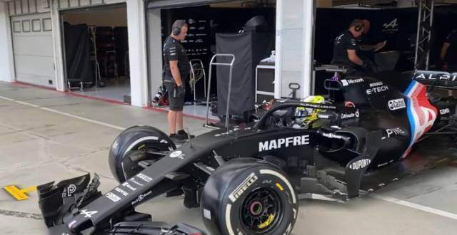 曾经在上赛道围场里举旗的上海男孩周冠宇，终成中国首位F1正式车手_腾讯新闻