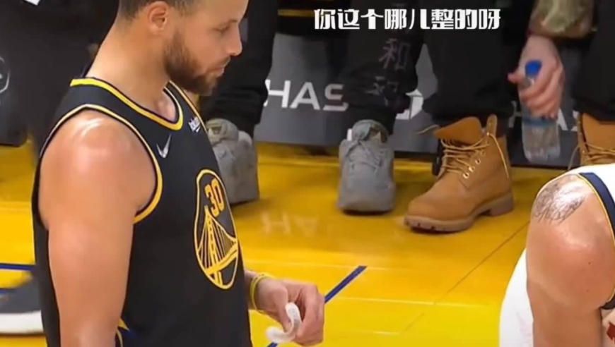 戈登纹身吸引了库里,库里问戈登在哪里纹的