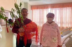 山東省の67歳の母親は、子供たちの強い反対にもかかわらず、赤ちゃんを出産することを主張しましたが、今はどうですか？