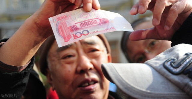 别人还的钱，去银行存时发现有假钱，该如何处理_腾讯新闻
