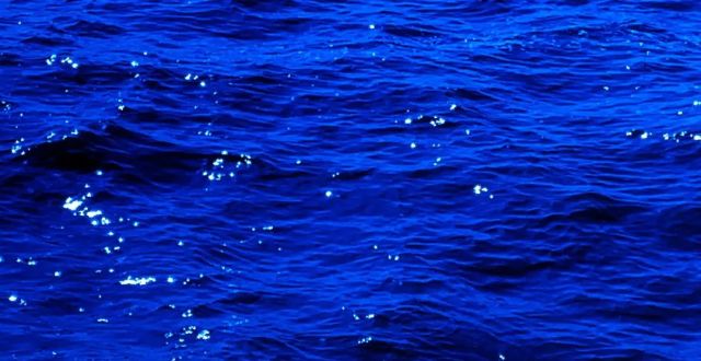 克莱因蓝背景图,蓝色是忧郁