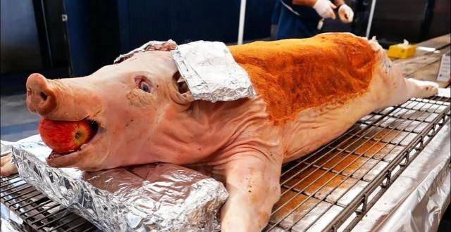 外国人喜欢bbq,为何要在猪嘴巴里放一个苹果?看懂的都是大神