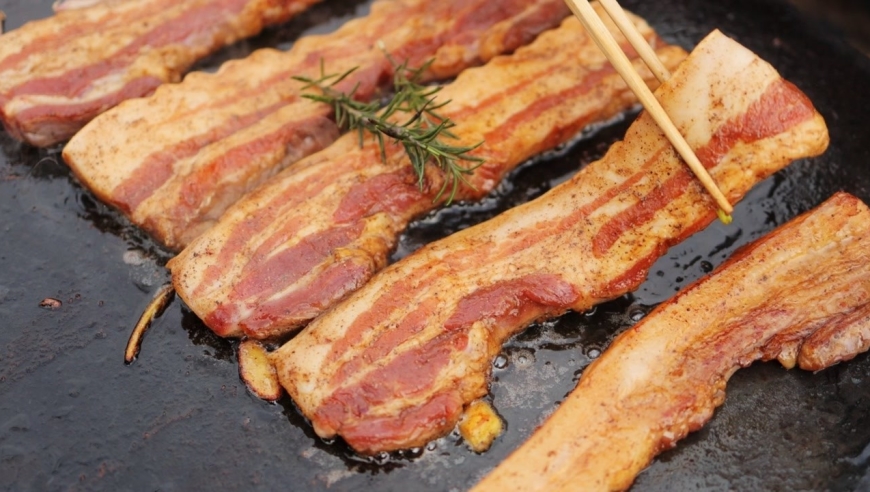 姑娘秘制铁板烤五花,外焦里嫩,看得我流口水