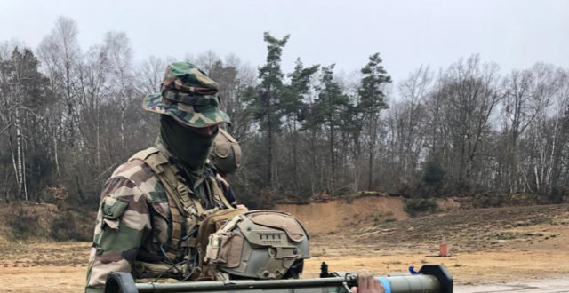 法国第126步兵团新兵训练 体验各种轻武器 三无掷弹筒曾走进中国_腾讯新闻