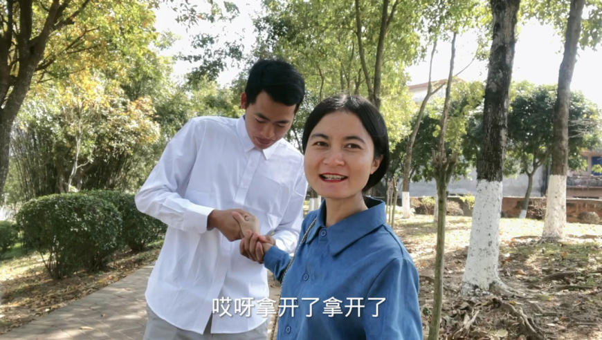 小勇开始对小凤动手动脚,这下该怎么办好