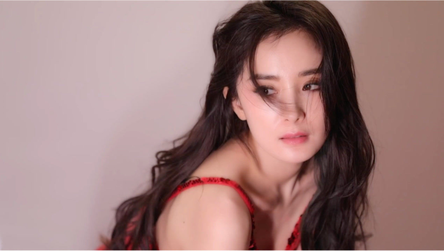 女明星杨幂《男人装》杂志拍照花絮,风格相比以前更保守