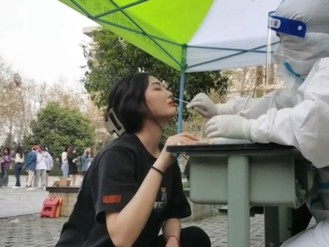 女生沉浸式连续四次核酸检测,鼻拭子检测时面部表情逐渐扭曲,网友:太