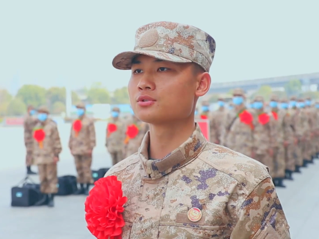 超帅!首批身着21式军服的新兵报到 大红花配新军装气宇轩昂!