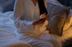 就寝前にスマートフォンを8分間スワイプすると、脳が1時間興奮する可能性があります。また、うつ病のリスクを高めます