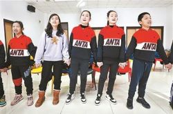 冬季パラリンピックの開会式で、盲目の13人の子供たちが2曲歌って心を温めます