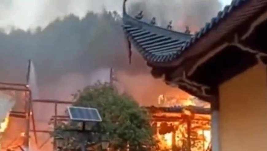 福建武夷山千年古寺瑞岩寺发生火灾,现场浓烟滚滚