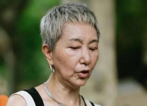 穿背带裤白发剪寸头,裹块花头巾又潮又酷