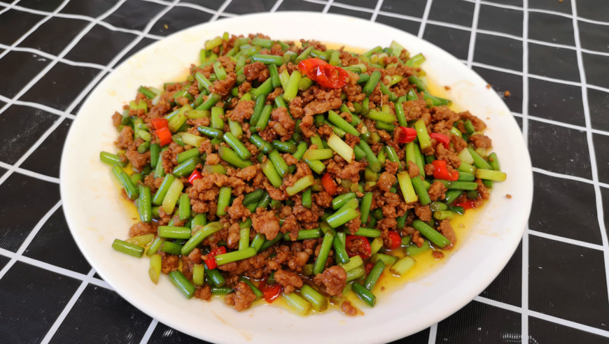 这季节必吃的下饭菜,肉沫蒜苔,做法很简单,便宜又美味