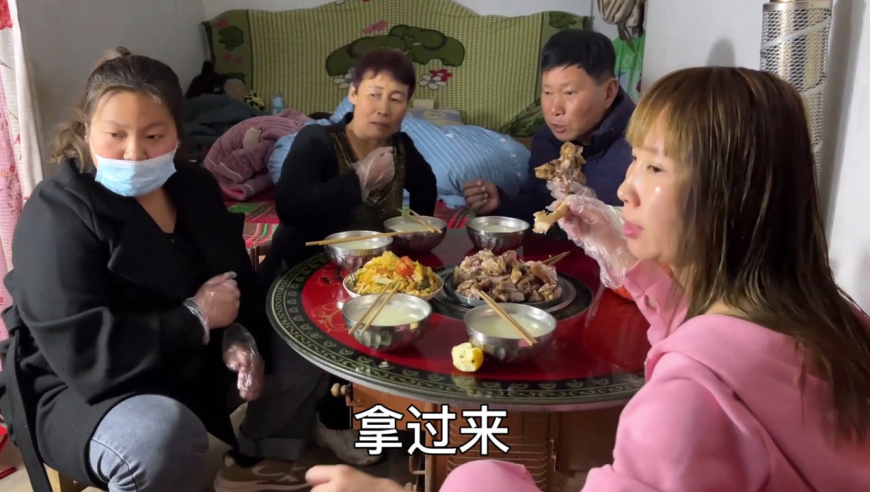 小光带可可去地里放羊,爸爸干活回家捎猪蹄,可可婚后生活很幸福