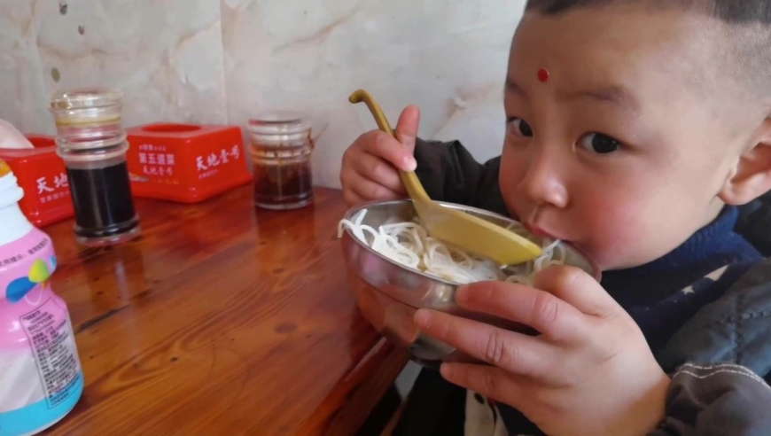 没到饭点小光带可可吃饭,吃晚饭可可说不饿,妈妈做的饭只能剩下