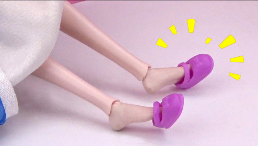 婴儿鞋也太小了,冰公主只能把脚指头塞进去