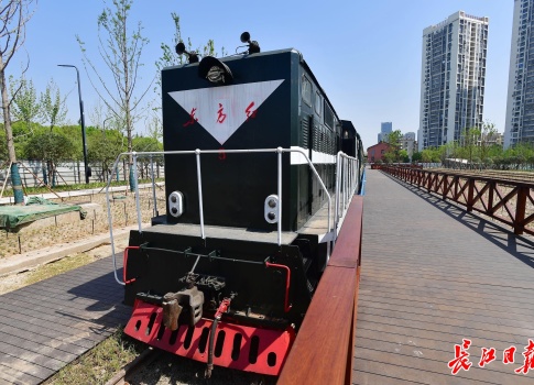 50岁老火车重回老武九铁路线,这里火车变餐厅