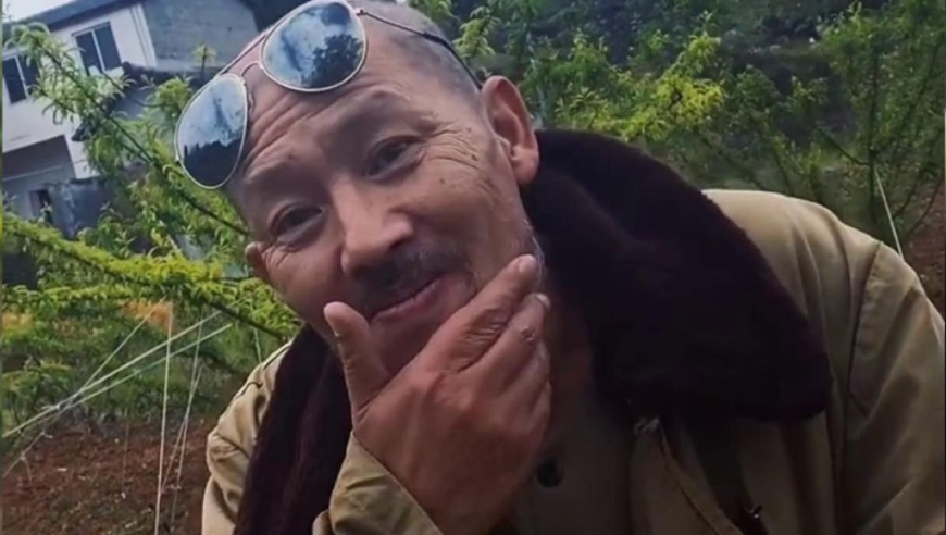 人老心不老!年过花甲的农村大爷玩自拍,嗨起来真没年轻人什么事儿了