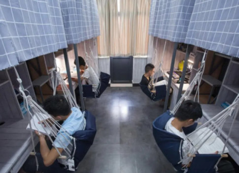 大学男生吐槽宿舍"通病",引起不少学生共鸣,原因既心酸又好笑