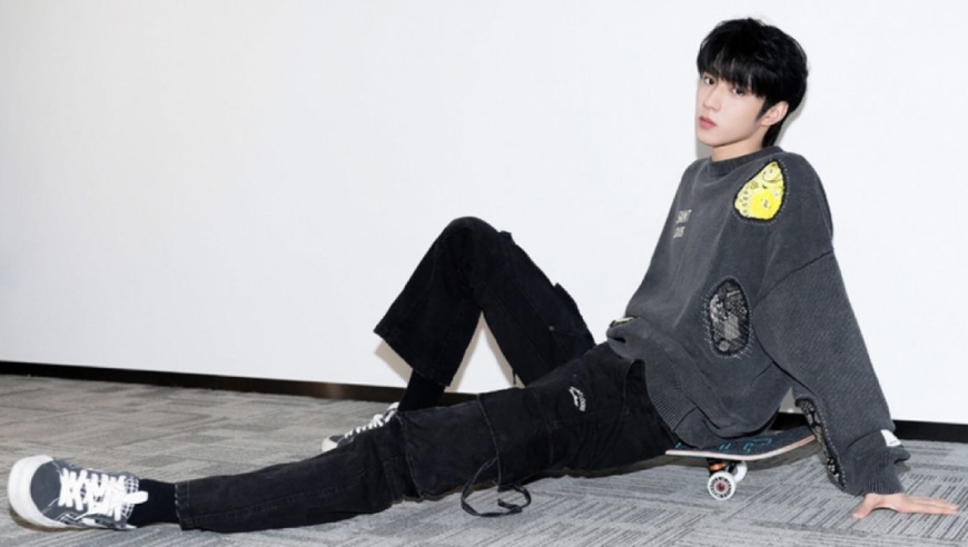 刘耀文大长腿像开了特效,五分裤穿成短裤,爬楼梯1次能迈6级阶梯!