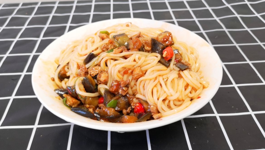 茄子肉丁打卤面像我这做法,汤浓味香,一口气能吃两大碗,真过瘾