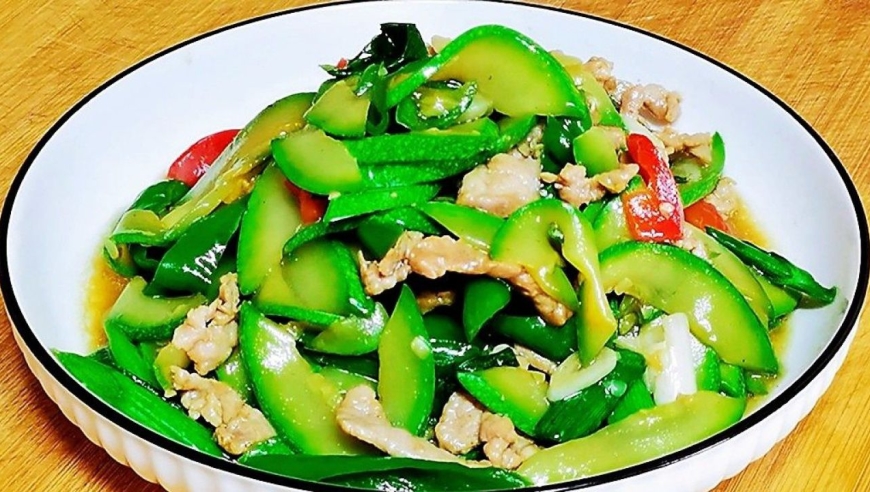 西葫芦炒肉怎么做才好吃,掌握技巧,清脆入味不出水,营养又下饭