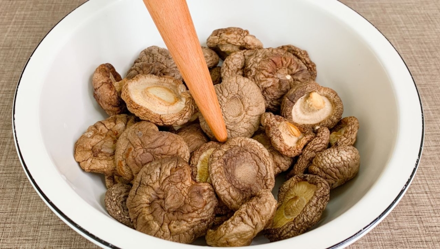 泡发干香菇切记别直接加水泡,教你饭店不外传窍门,3分钟全泡开