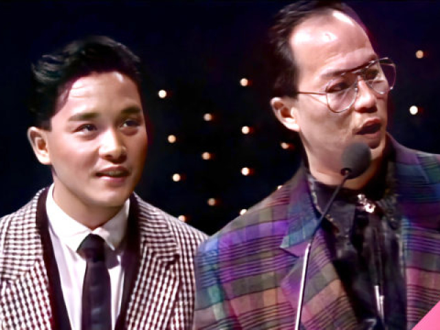 张国荣台上领奖,与狄龙互动,台下周润发大笑,这表情太抢戏了